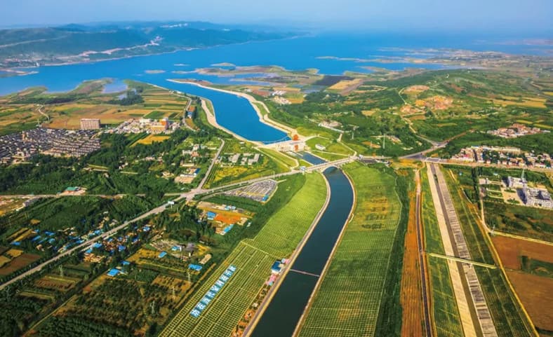 圖4 南水北調(diào)中線(xiàn)工程“水龍頭”—陶岔渠首樞紐工程航拍圖.jpg